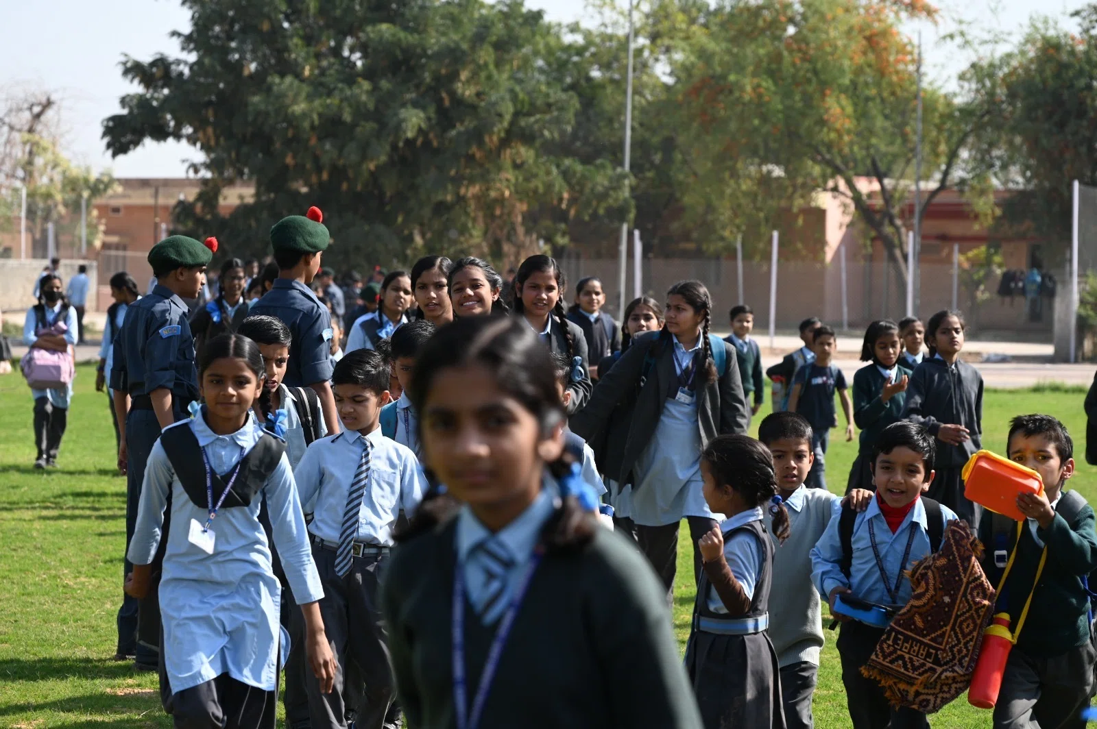Students arriving together at the Taabar fair
